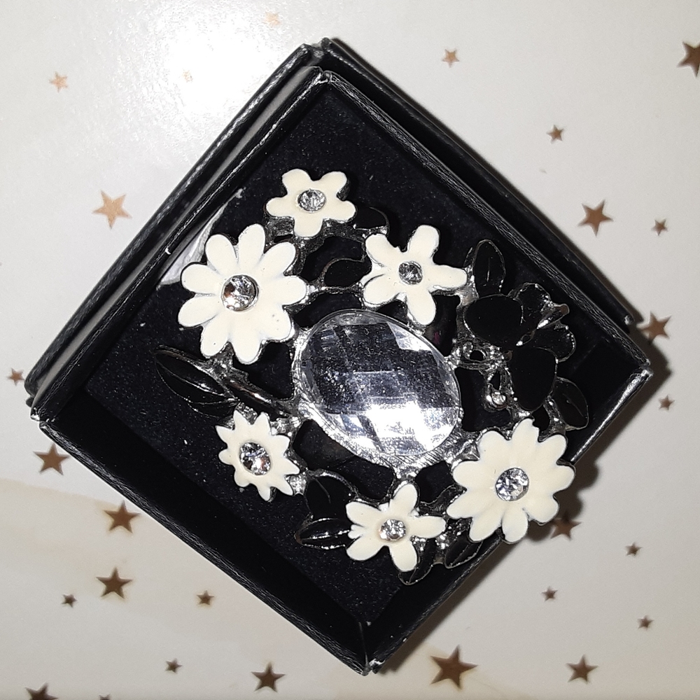 Flower Bling Ring - Picture 4 of 6